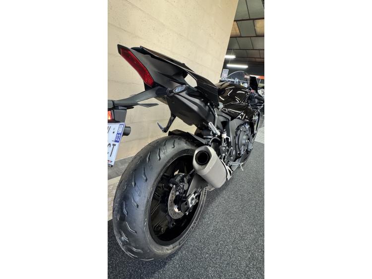 YAMAHA YZF 1000 R1
